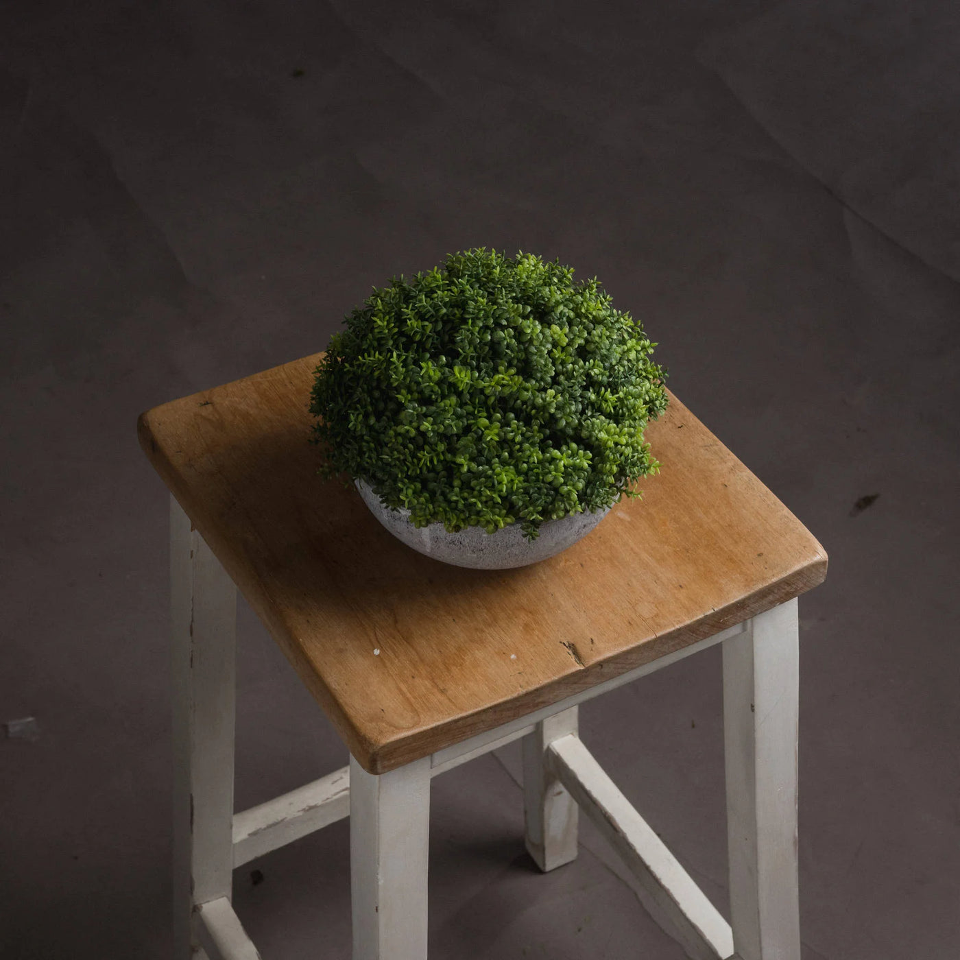 Hill-Interiors-Small-Hebe-Globe-Pot_2