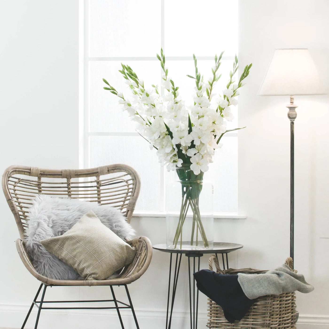 Hill-Interiors-White-Gladioli_7