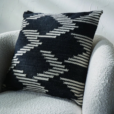 Indoor-Outdoor-Black-and-White-Chevron-Design-Scatter-Cushion_1