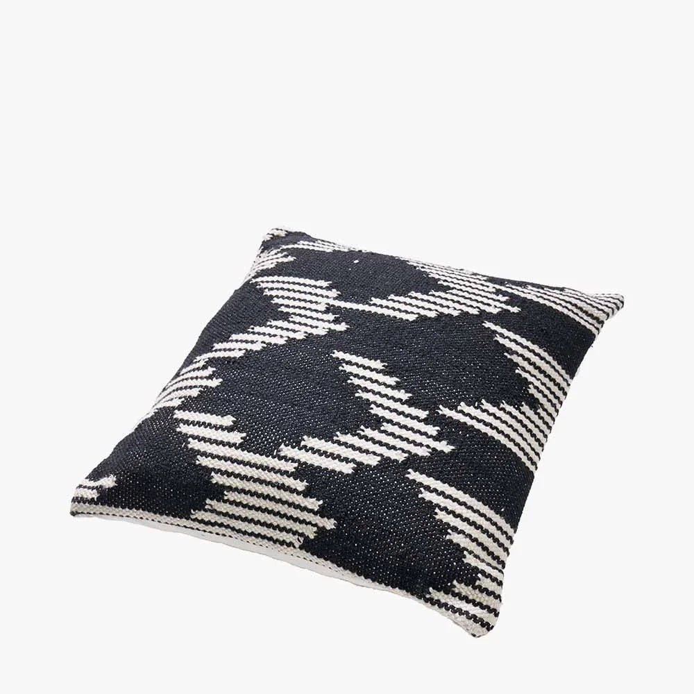 Indoor-Outdoor-Black-and-White-Chevron-Design-Scatter-Cushion_4