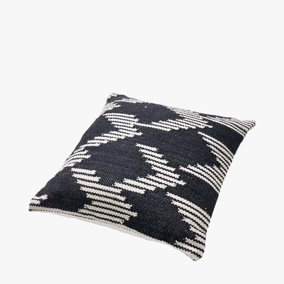 Indoor-Outdoor-Black-and-White-Chevron-Design-Scatter-Cushion_4
