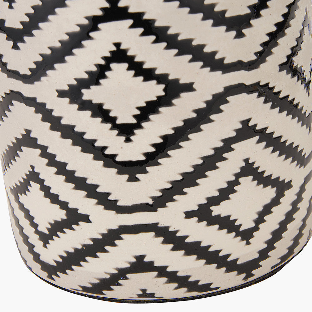 pacific-lifestyle-chirala-black-and-white-ikat-ceramic-table-lamp-base-with-lino-35cm-black-self-lined-linen-cylinder-lampshade_6
